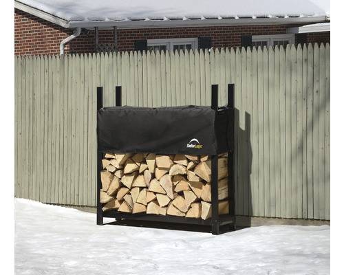 Regál na dřevo s dřevem a krytem v zimní zahradě