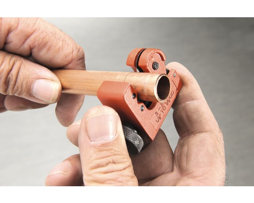 Řezačka trubek používaná na měděné trubce