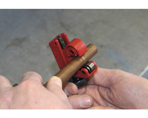 Řezačka měděných trubek řeže měděnou trubku.