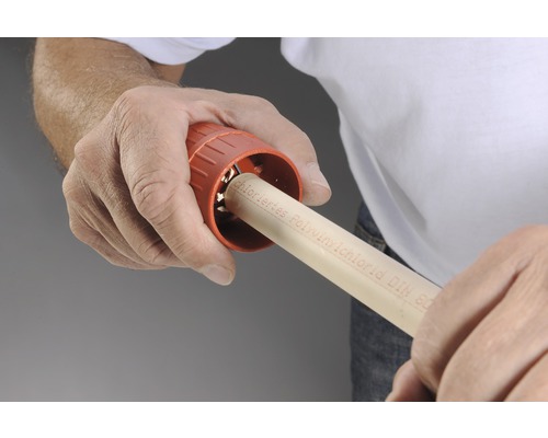 Řezačka trubek v provozu na plastové trubce