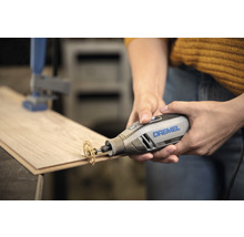 Multifunkční nástroj Dremel 4250 řeže dřevo