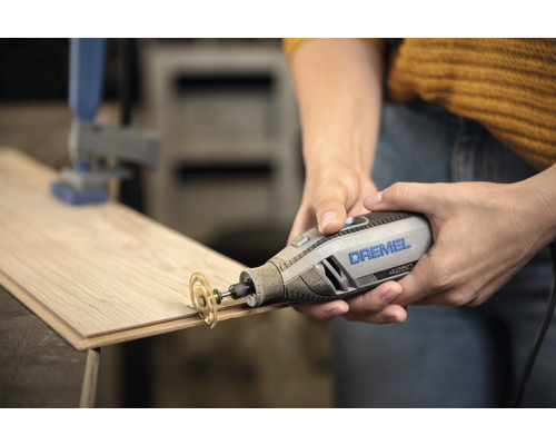 Multifunkční nástroj Dremel 4250 řeže dřevo