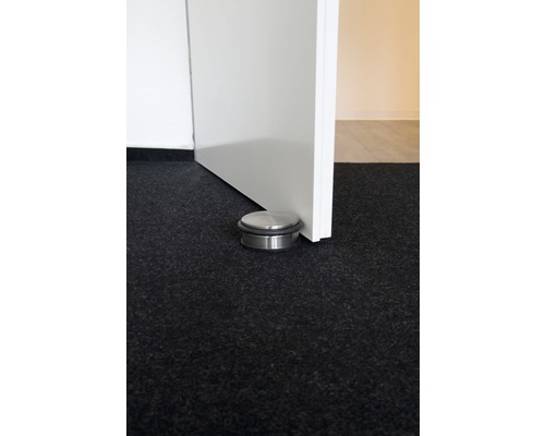 Kovový dveřní doraz na podlaze vedle dveří