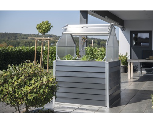 Zvýšený záhon s pařeništěm na terase s rostlinami