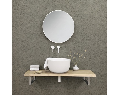 Koupelna s kulatým zrcadlem, umyvadlem na desku, ručníky a dřevěnou pracovní deskou