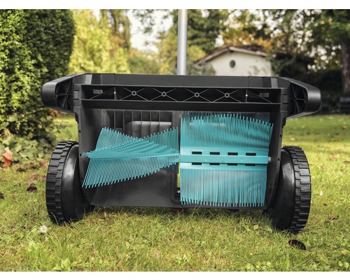 Provzdušňovač trávníku se sběrným košem na trávníku