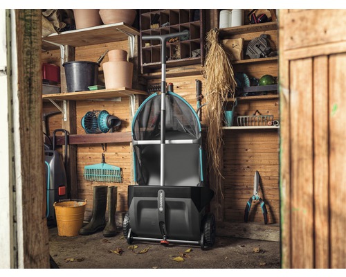 Zahradní kůlna se zahradním nářadím a sběračem listí a trávy s logem Gardena