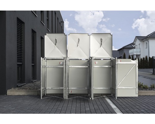 Několik boxů na recyklovatelné materiály pro třídění odpadu venku.
