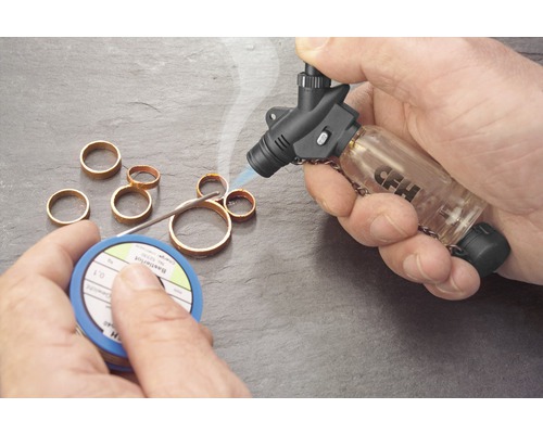 Pájení měděných kroužků pomocí plynového hořáku a pájecího drátu