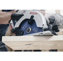 Akumulátorová okružní pila řeže dřevěnou desku, Logo Bosch