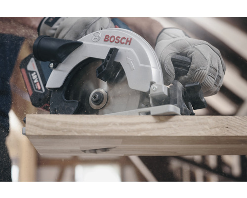 Akumulátorová okružní pila řeže dřevěné prkno, logo Bosch