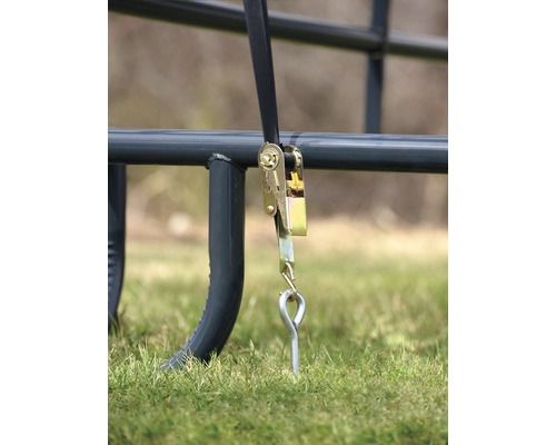 Detailní pohled na napínací sadu pro upevnění plotu v zemi.