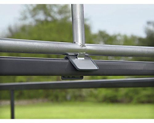 Detail kovové konstrukce se spojovacími prvky