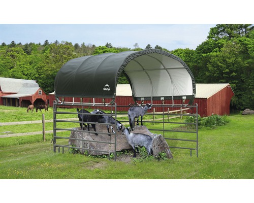 Přístřešek pro pastviny s kozami na poli