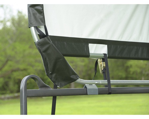 Detailní pohled na houpačku s kovovými prvky a látkovým potahem