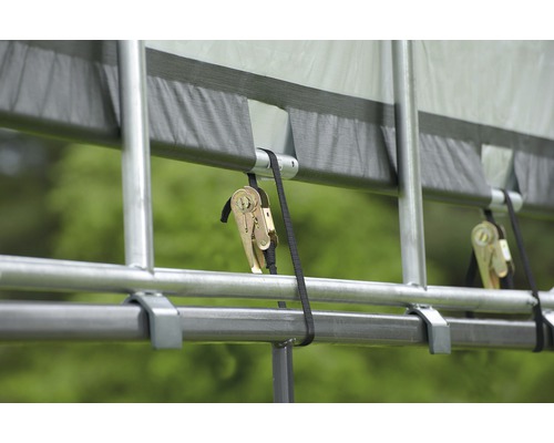 Detailní pohled na party stan s upevněním ráčnovým popruhem na kovovém rámu