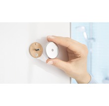 Magnetický dveřní uzávěr s montážní deskou a protikusem v ruce