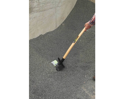 Rýč s dřevěnou rukojetí v sypkém materiálu