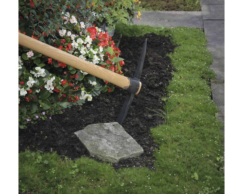 Zahradnická scéna s krumpáčem, květinami a trávou