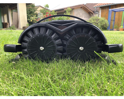 Zahradní nářadí pro odstraňování plevele mezi dlažebními kostkami