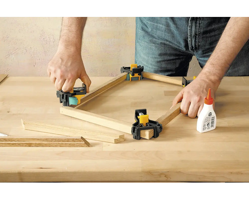 Použití rohových svorek pro lepení dřevěného rámu