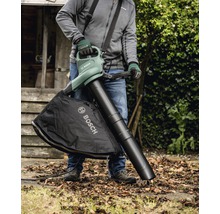Osoba používá zahradní vysavač listí Bosch.
