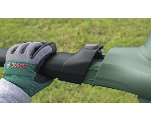 Detailní záběr ruky s rukavicí Bosch, která drží zahradní nářadí