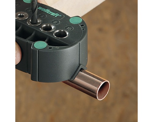 Logo Wolfcraft. Vrtací šablona pro trubky při vrtání.