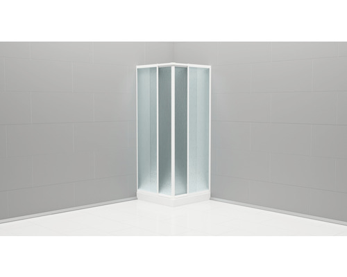 Rohová sprcha se strukturovanou skleněnou přepážkou a bílým rámem v koupelně.