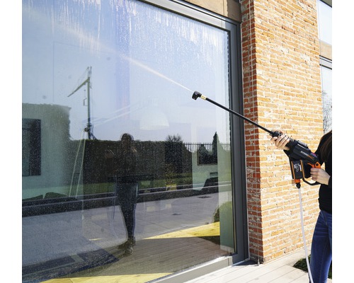 Čištění skleněné fasády vysokotlakým čističem.