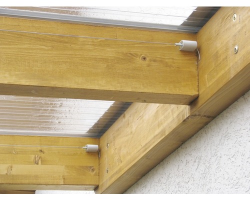 Detailní pohled na dřevěné zastřešení terasy se stahovací markýzou