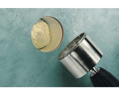 Děrovka vrtá otvor do dlaždice