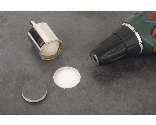 Diamantová děrovka, vrtačka a vyvrtaná díra