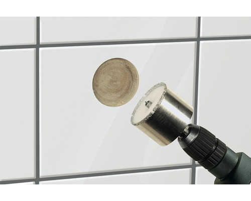 Děrovačka na dlaždice používaná na bílé dlaždice