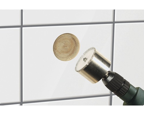 Vykružovák na dlaždice vrtá otvor do dlaždice