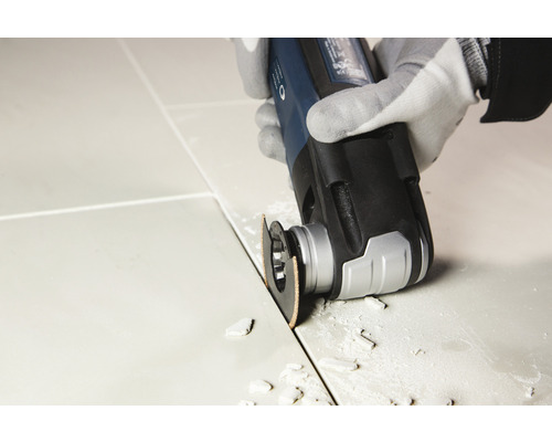 Multifunkční nástroj při opracování dlažební spáry