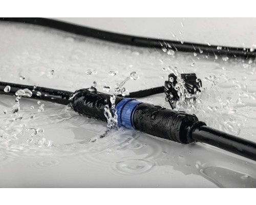 Černý elektrický kabel s vodotěsným konektorem pod stříkající vodou
