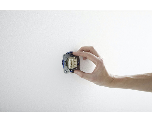 Instalace spínače světla na zeď.