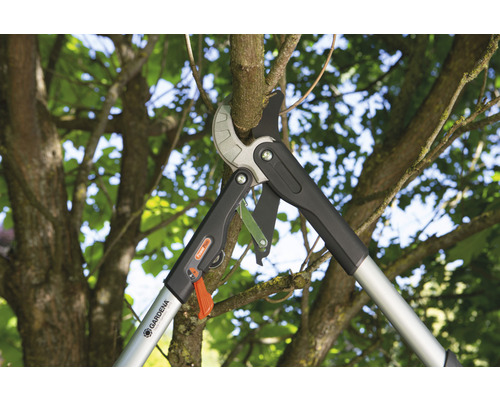 Nůžky na větve Gardena stříhají větev