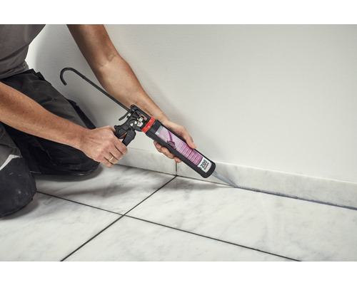 Tmelení spáry kartuší mezi stěnou a podlahovými dlaždicemi