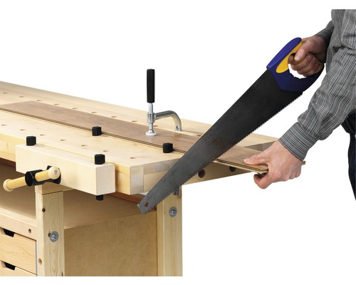 Pracovní stůl s laminátem a ruční pilou v akci