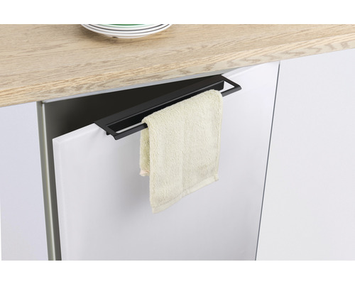 Kuchyňská scéna s držákem na utěrky a ručníkem