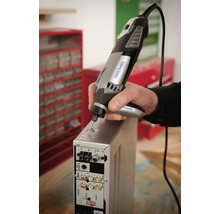 Multifunkční nástroj Dremel používaný na elektronickém zařízení