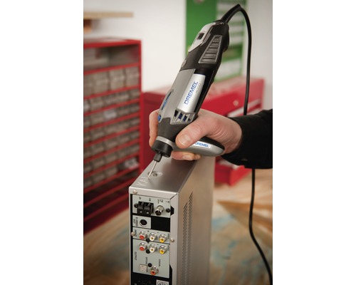 Multifunkční nástroj Dremel používaný na elektronickém zařízení