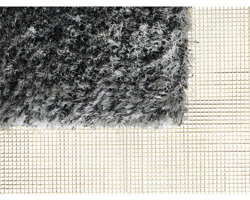 Šedý koberec s vysokým vlasem a mřížkovou strukturou na zadní straně