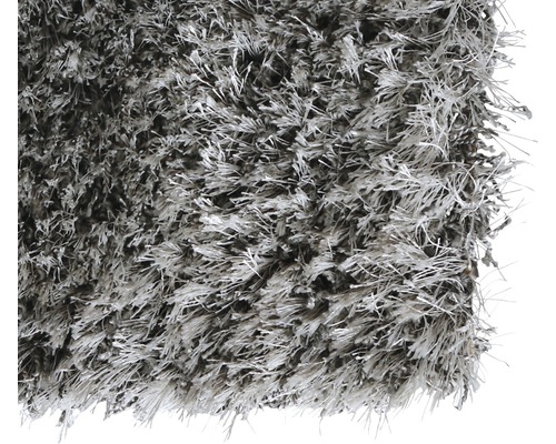 Šedý koberec s vysokým vlasem