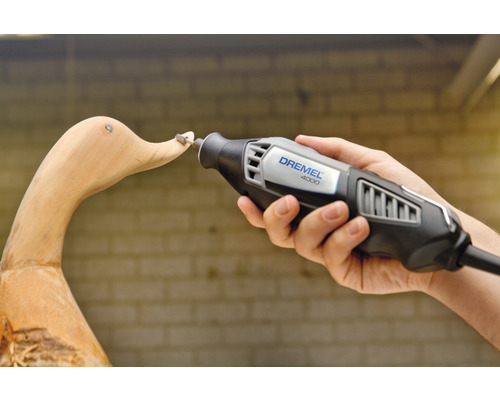 Multifunkční nástroj Dremel 4000 při zpracování dřeva figurky kachny