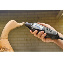 Multifunkční nástroj Dremel 4000 při opracování dřevěné kachny