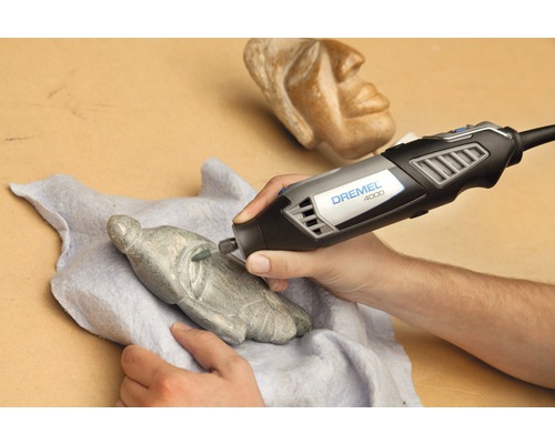 Multifunkční nástroj Dremel 4000 při opracování kamenné sochy