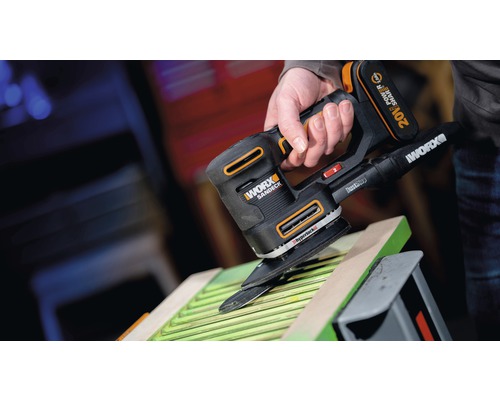 Akumulátorová multifunkční bruska Worx Sandeck používaná na obrobku.